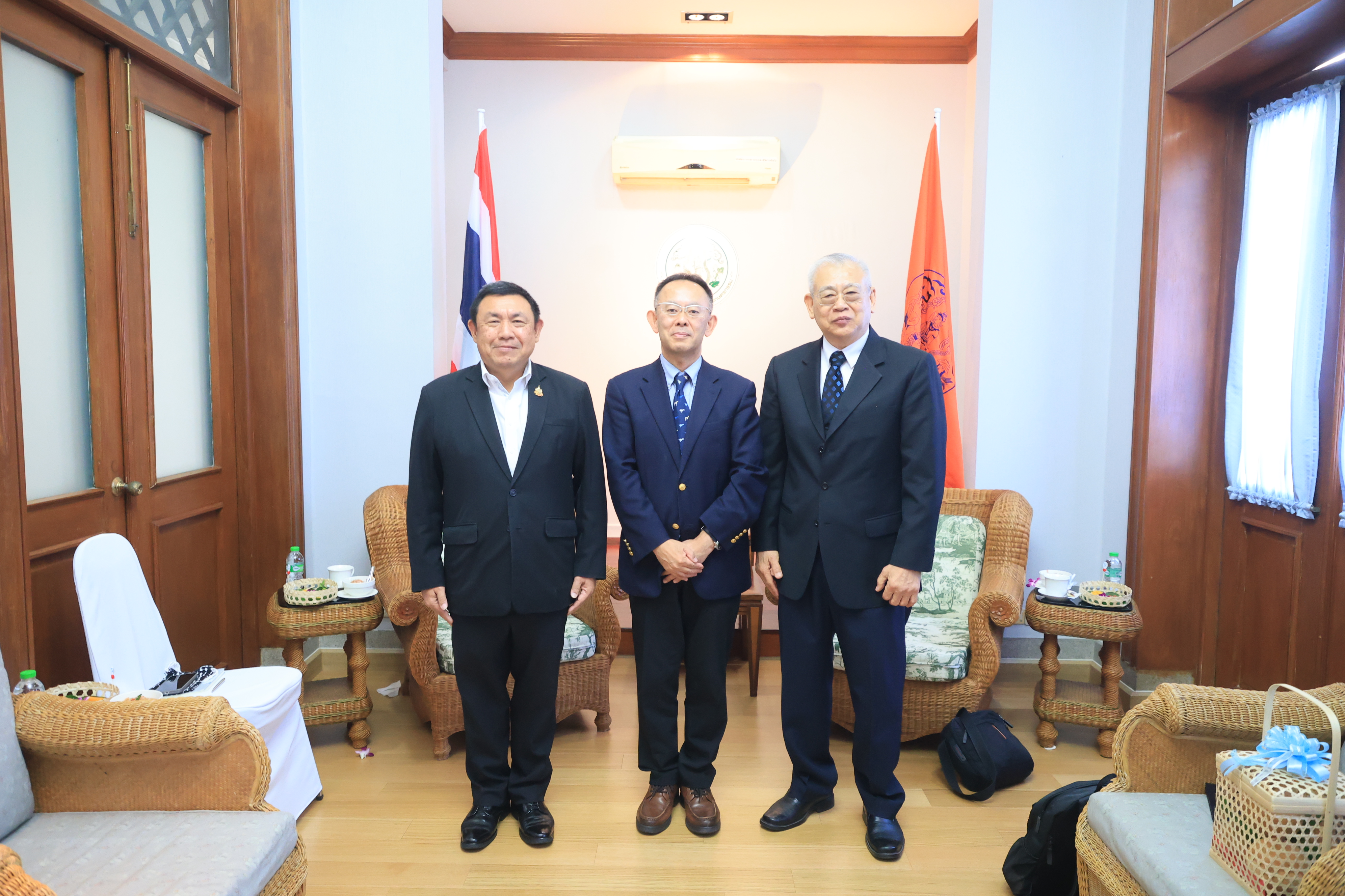 title - ส.ป.ก. ร่วมต้อนรับผู้แทนกระทรวงเกษตรฯ ญี่ปุ่น (MAFF) เข้าคารวะอดีตรมว.เกษตรฯ ไทย ร่วมแบ่งปันวิสัยทัศน์หนุน “การเกษตร” เป็นรากฐานเชิงยุทธศาสตร์และความมั่นคงระดับชาติ